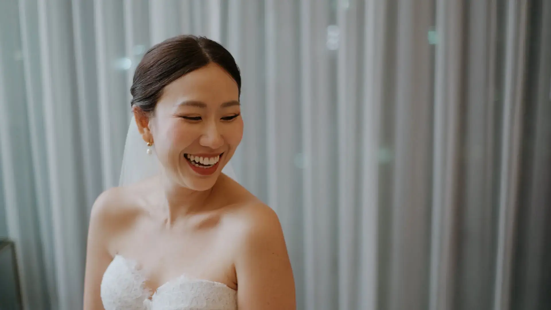 Bride doing makeup at Sofitel Singapore City Centre