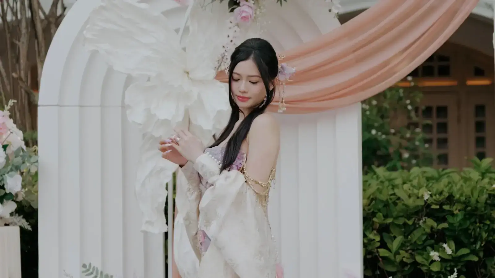 Bride portrait at Raffles Hotel Lawn