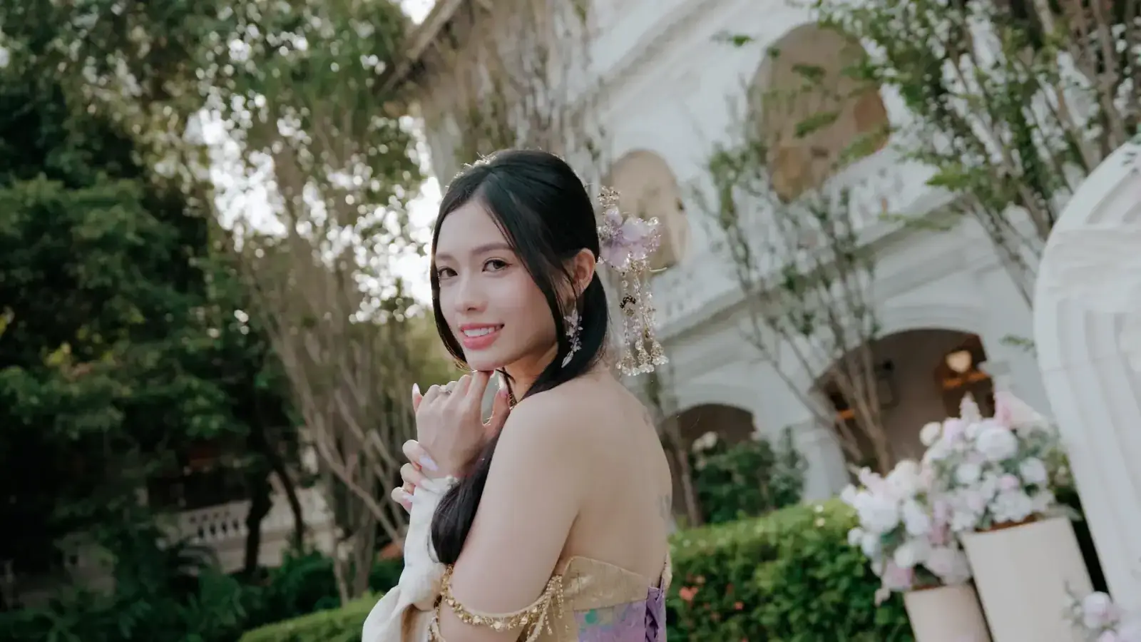 Bride portrait at Raffles Hotel Lawn