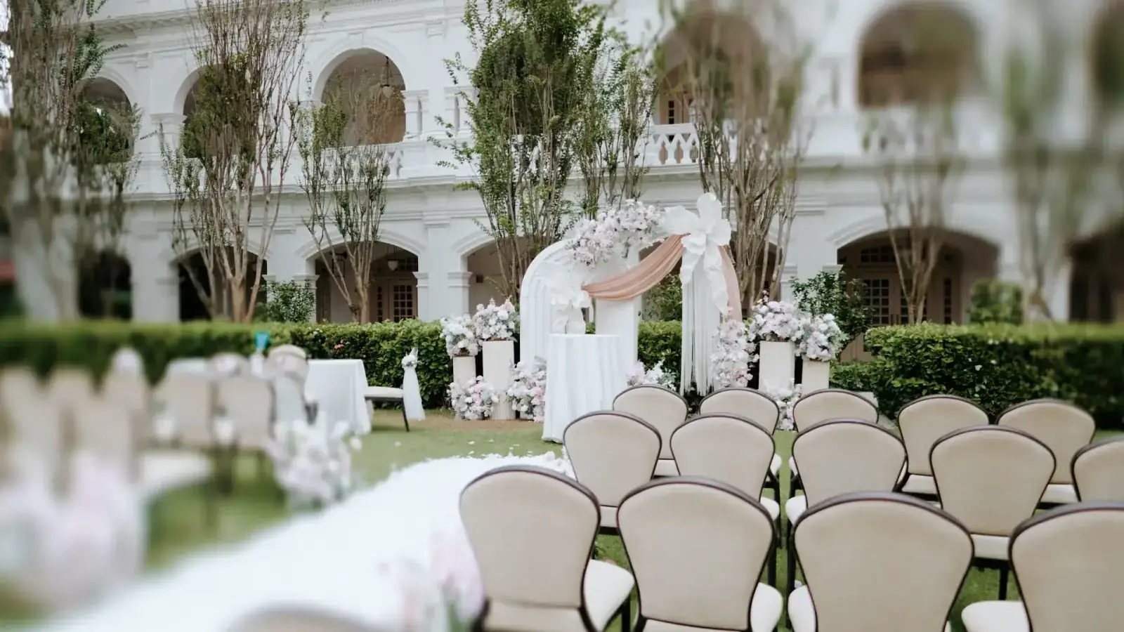 Outdoor solemnisation at Raffles Hotel Lawn