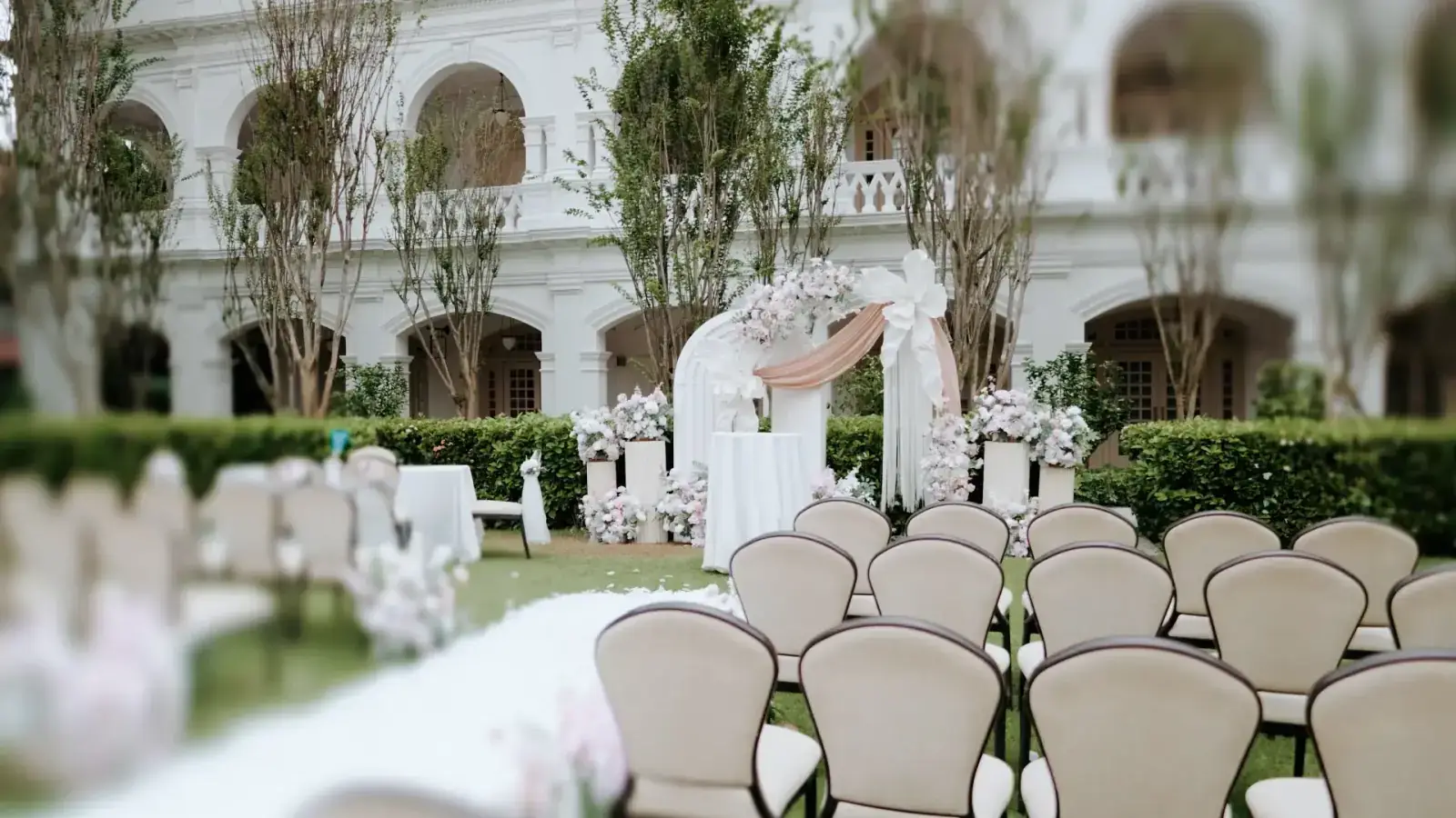 Outdoor solemnisation at Raffles Hotel Lawn